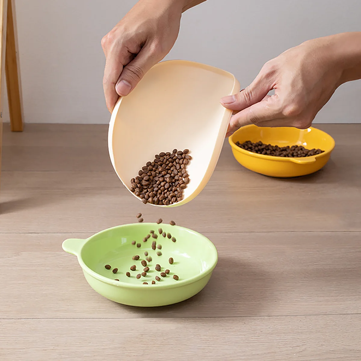 Tapete de silicona en uso con plato de gato