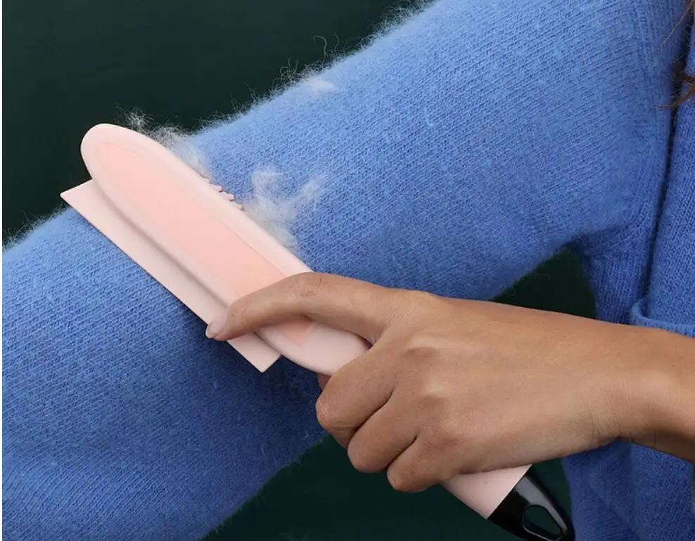 Cepillo de silicona suaviza pelo en sofá