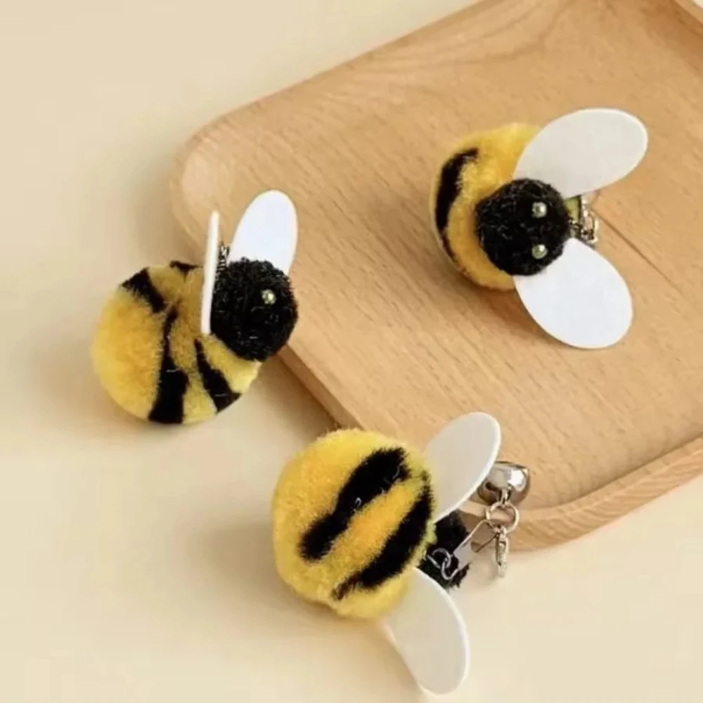 Detalle del juguete con elementos de abeja y plumas