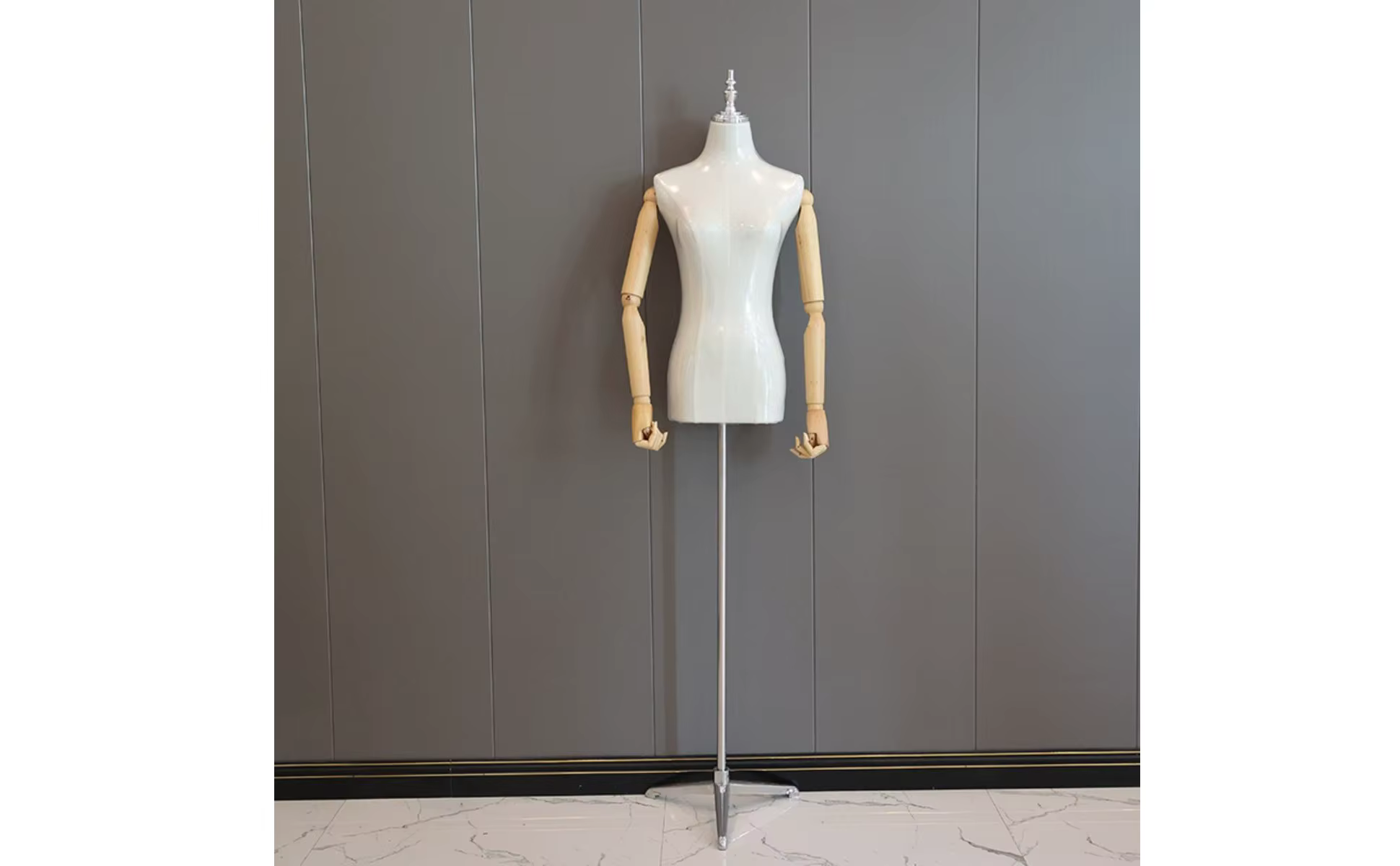 Maniquí en vitrina de boutique