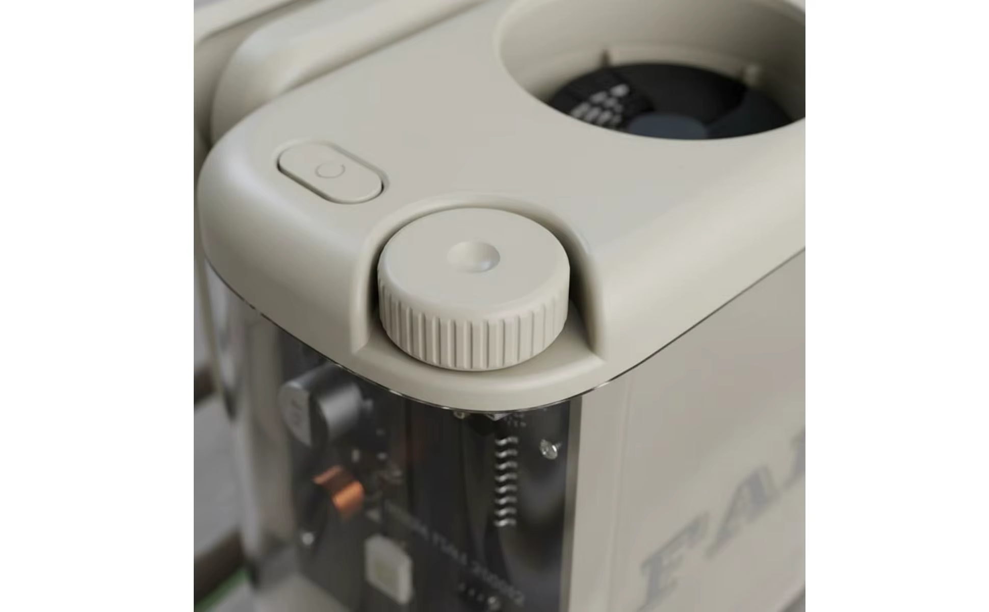 Ventilador acoplado a un mástil o sombrilla