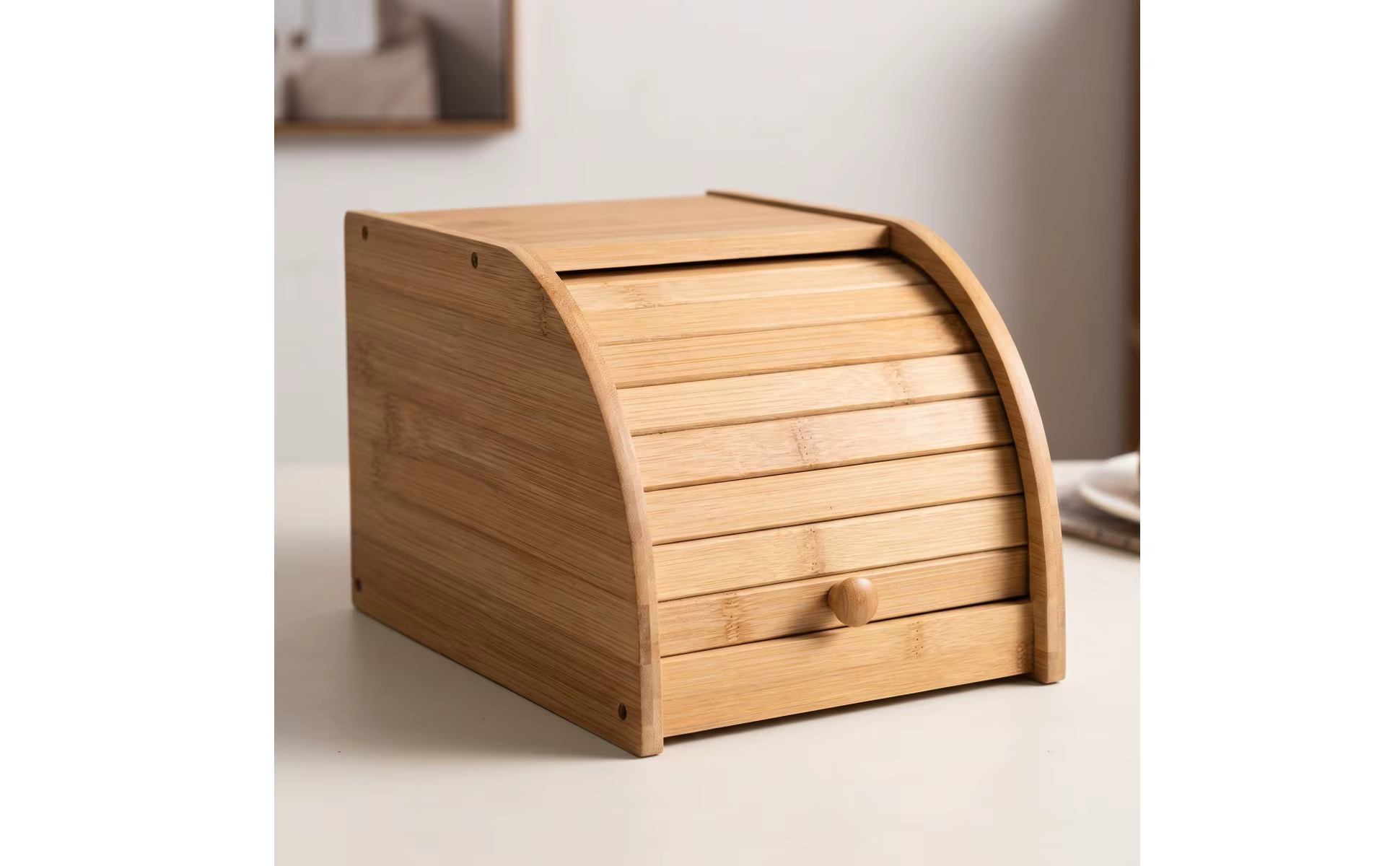 Caja de Pan de Dos Niveles sobre encimera de cocina blanca