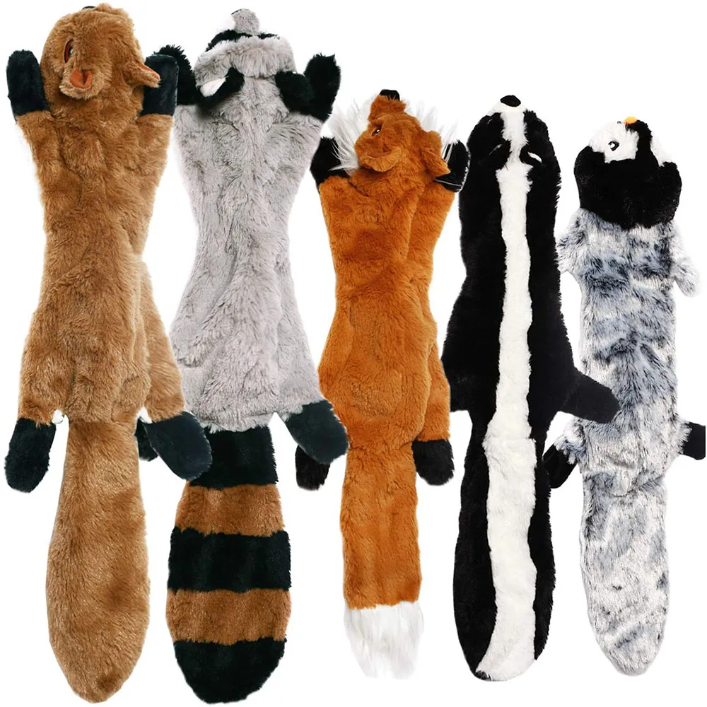 Juguete de peluche con forma de animal y detalle de papel arrugado
