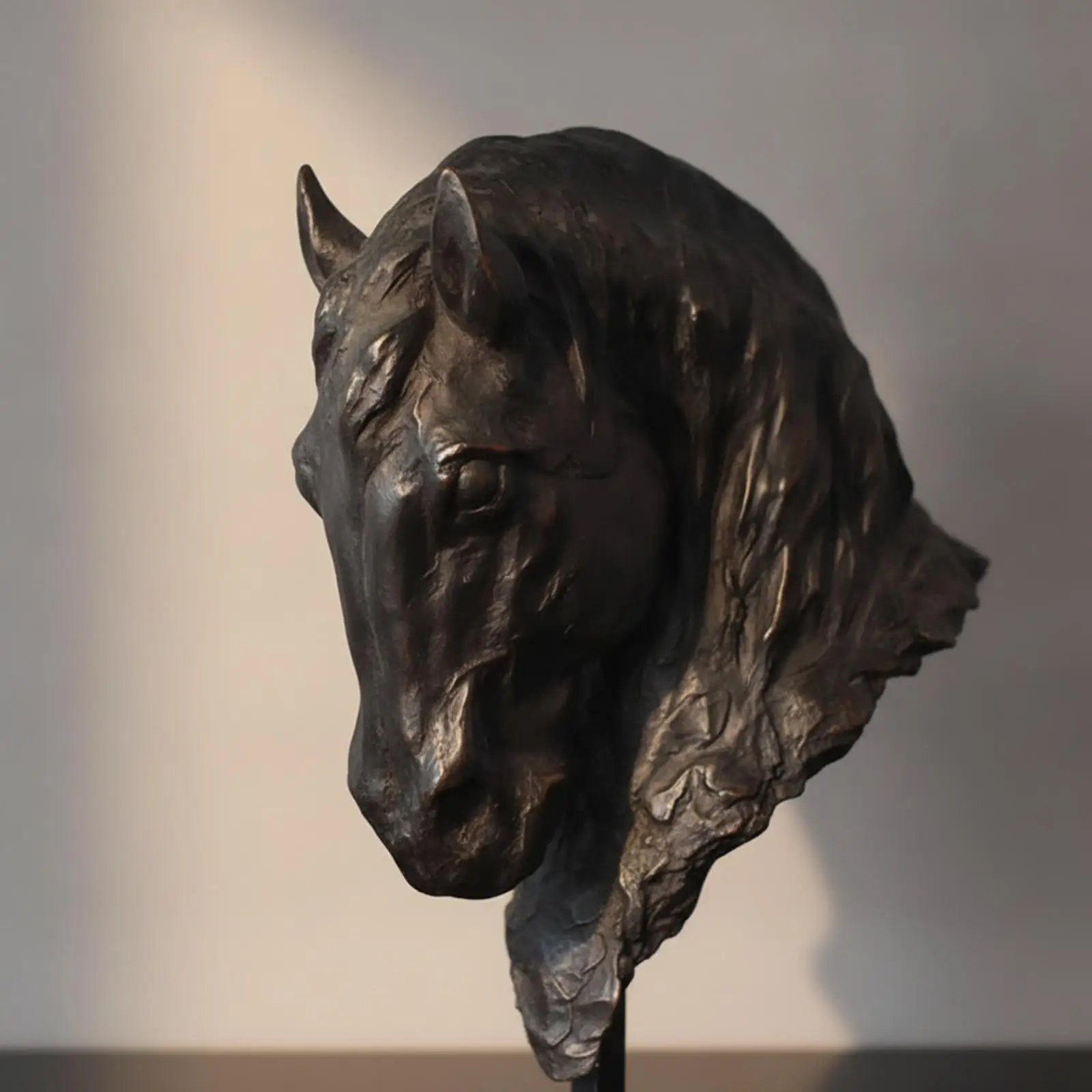 Estatua cabeza de caballo en resina con base texturizada - imagen 5