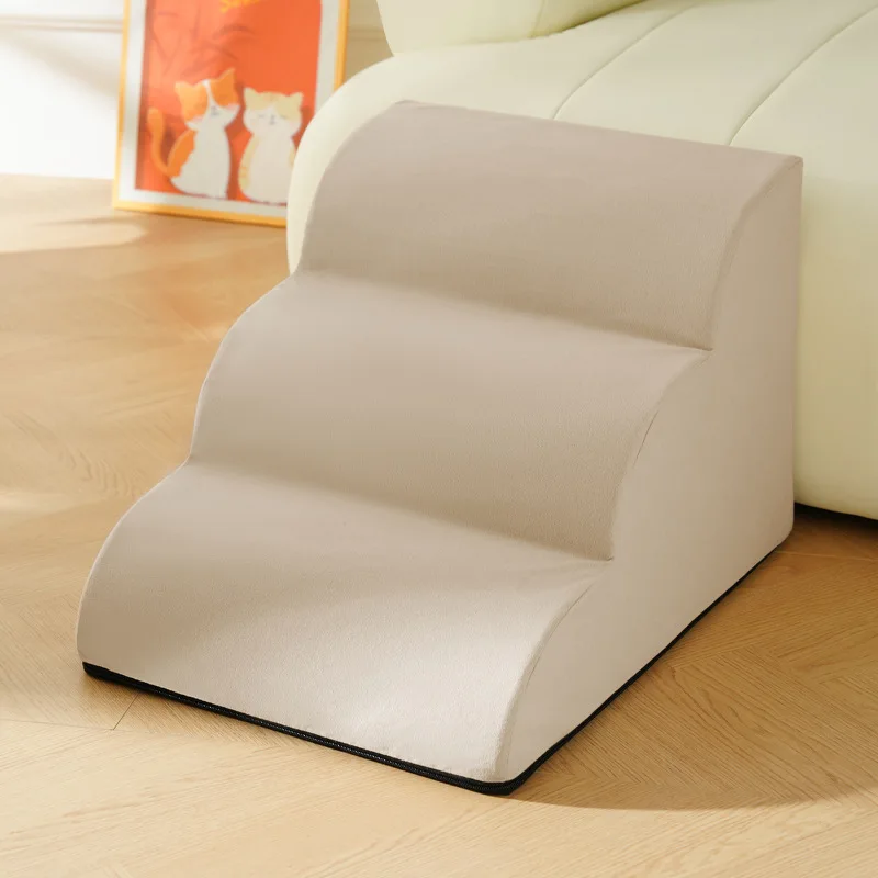 Escalera para gato junto a la cama