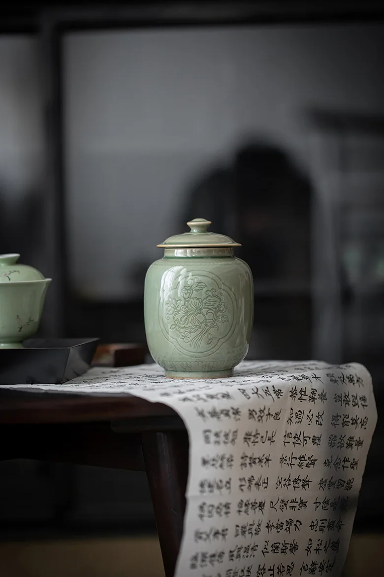 Detalle de la urna cerámica artesanal en tono blanco mate