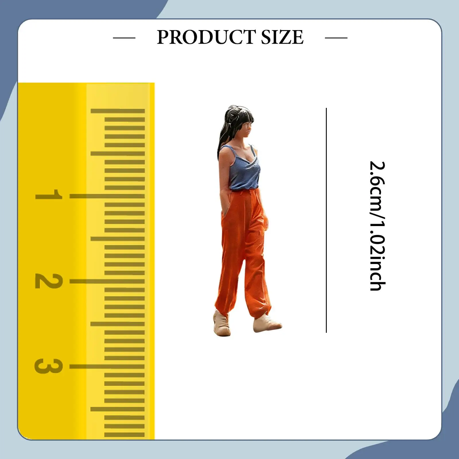Figura femenina miniatura sobre superficie decorativa