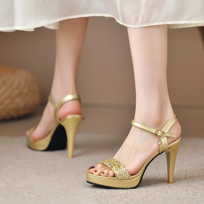 Sandalias para outfit de fiesta elegante