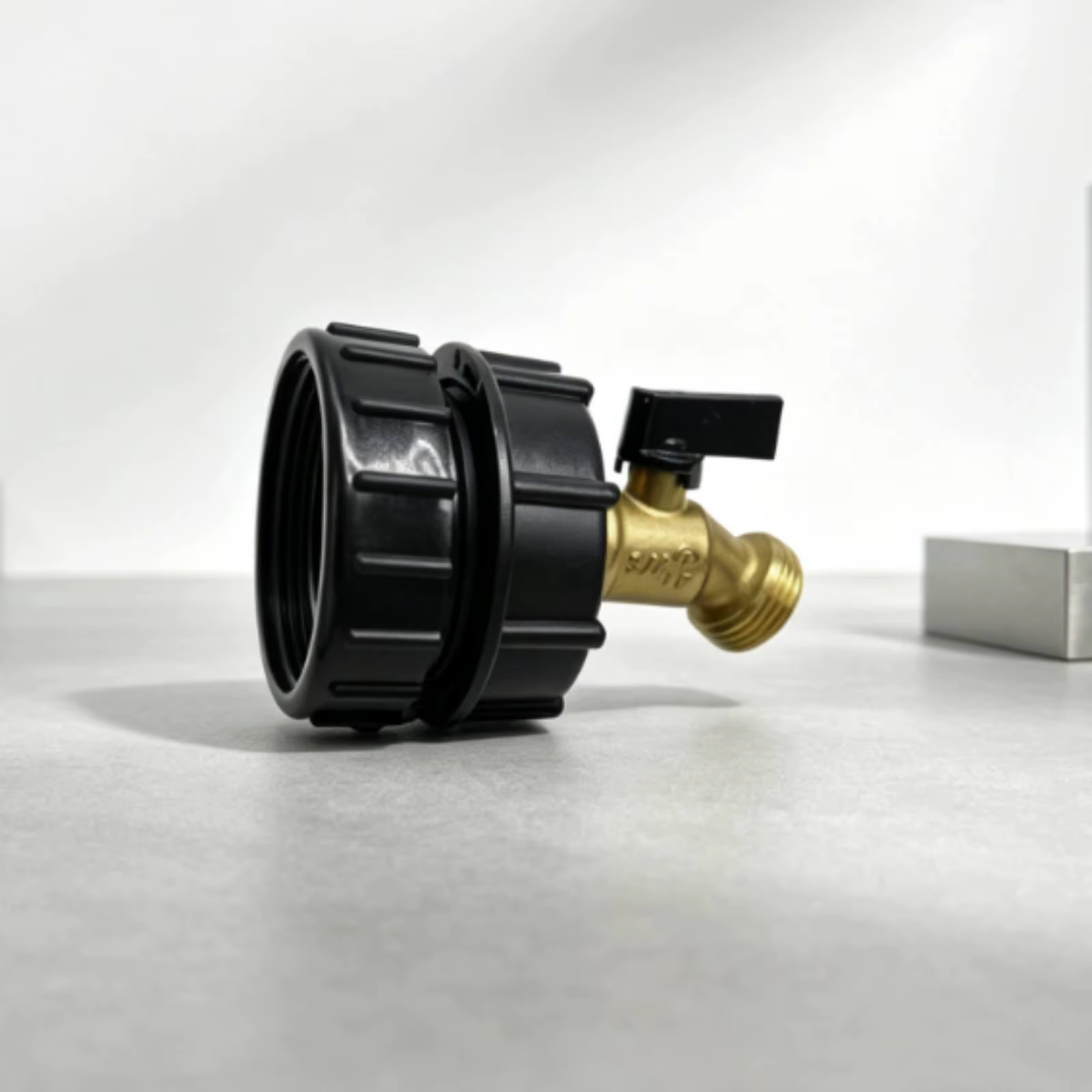 Adaptador IBC con grifo en ángulo – Conexión para contenedor de agua - imagen 3