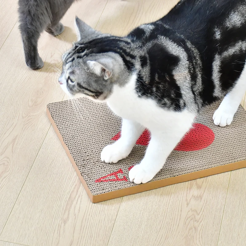 Gato usando el rascador, mostrando cómo se hunden las uñas en el cartón