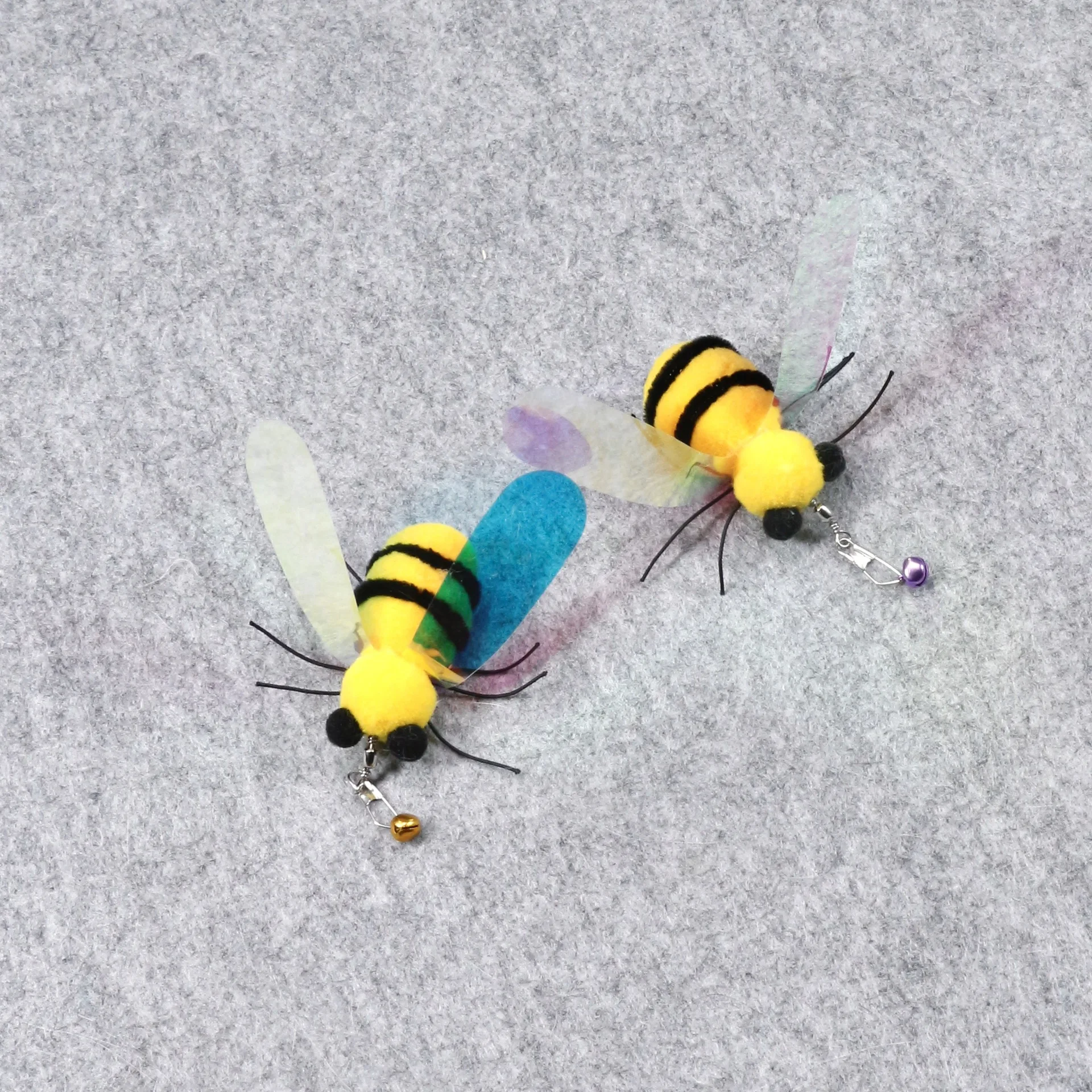 Juguete abeja peluche con campana para gatos - imagen 2