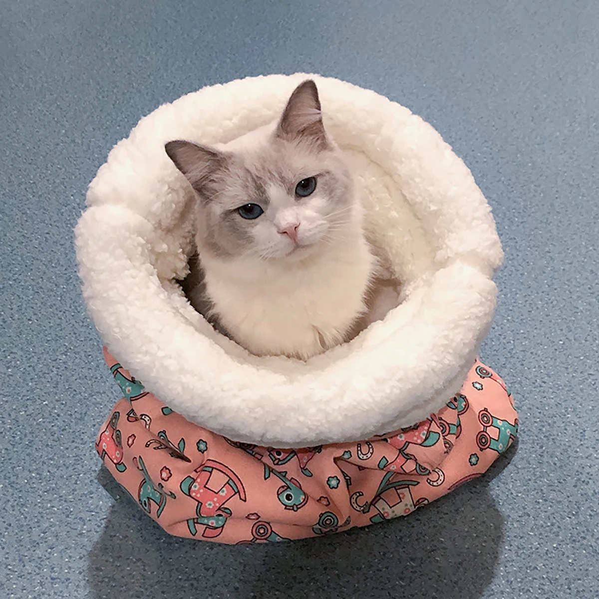 Cama cueva cálida y suave de felpa para gatos y perros pequeños - imagen 5