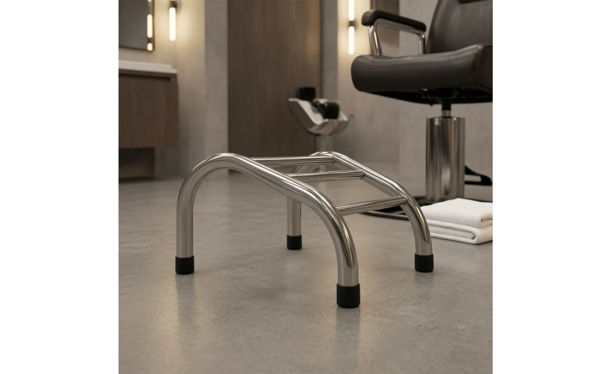Reposapiés de salón plateado con cuatro patas