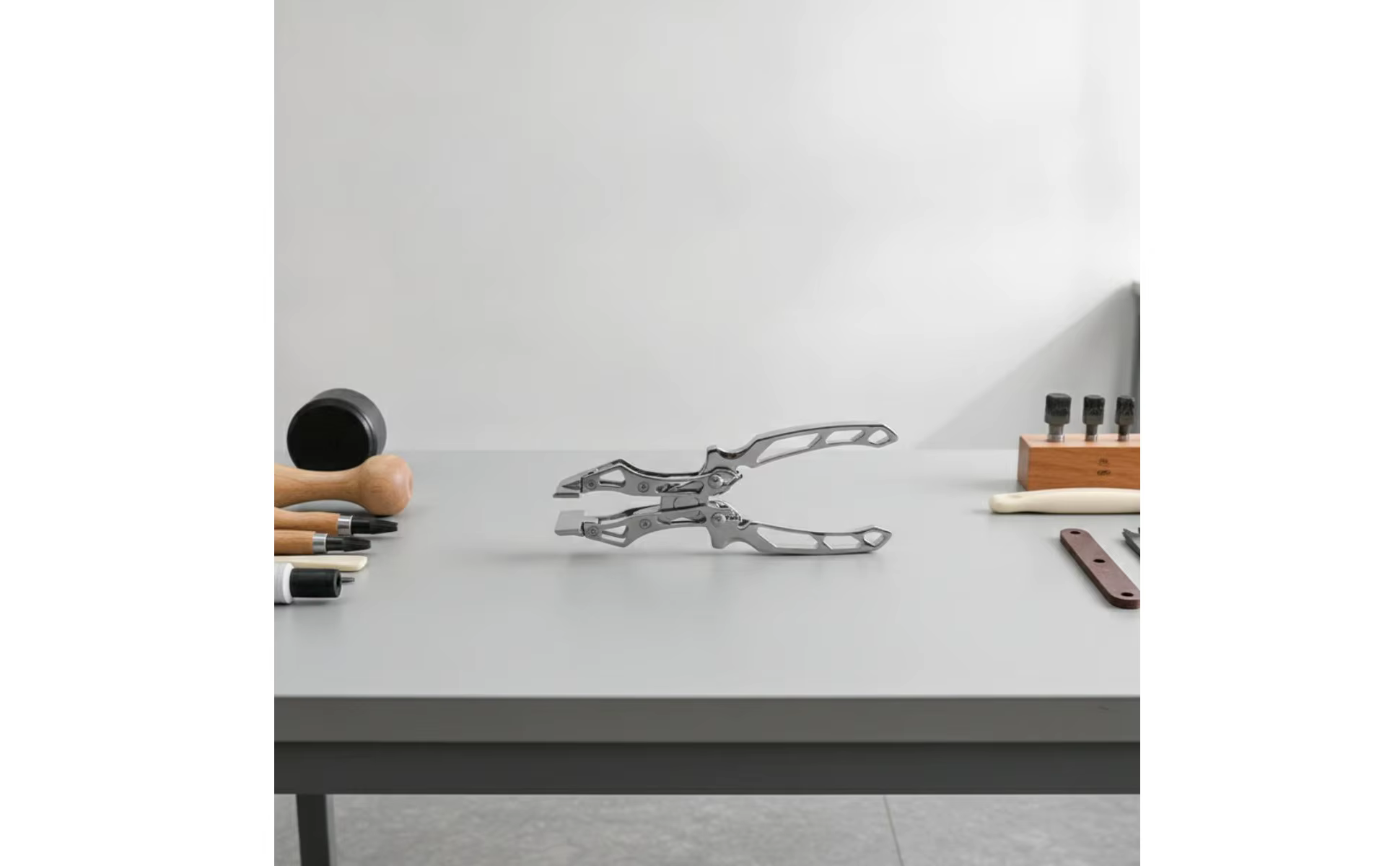 Pinza de cuero ergonómica