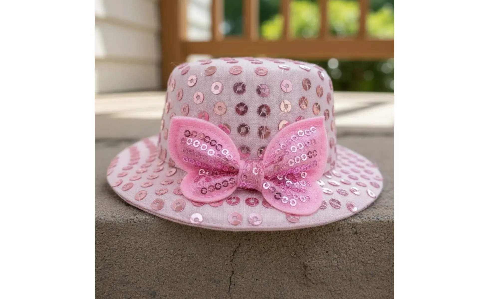 Detalle del sombrero con cinta decorativa