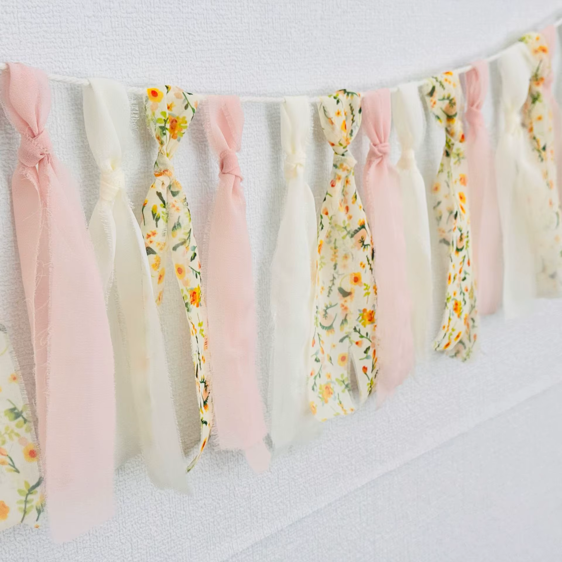 Pancarta floral con borlas rosa para cumpleaños de mascotas - imagen 4