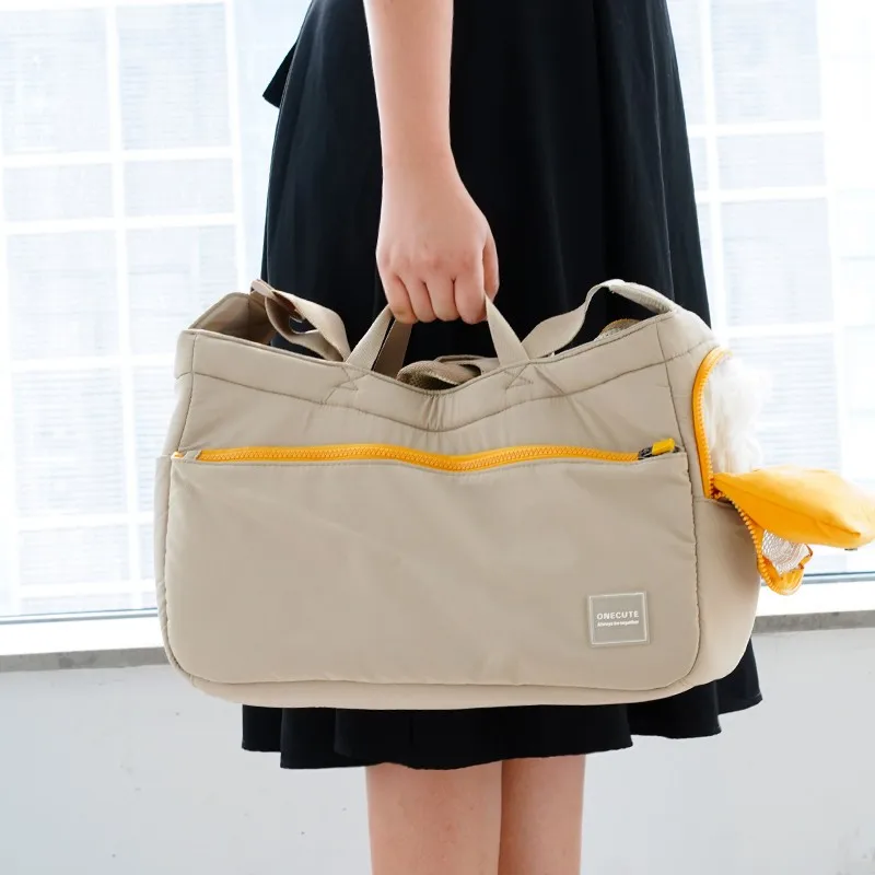 Bolso abierto mostrando interior y bolsillos