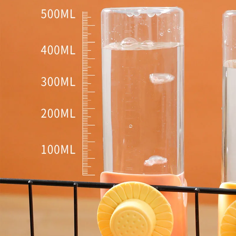 Dispensador de agua colgante instalado en jaula de alambre