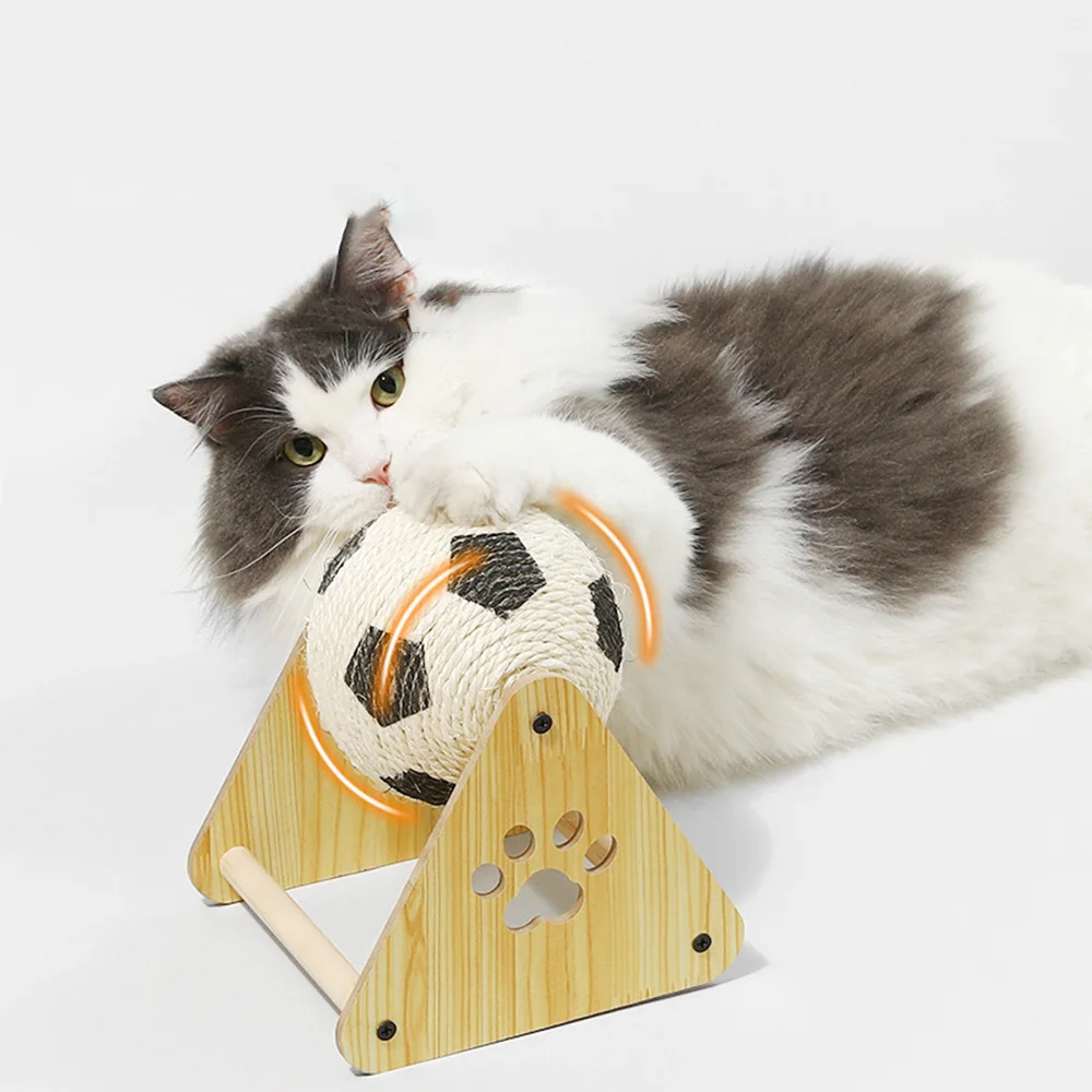 Gato interactuando con la pelota y rascando el poste