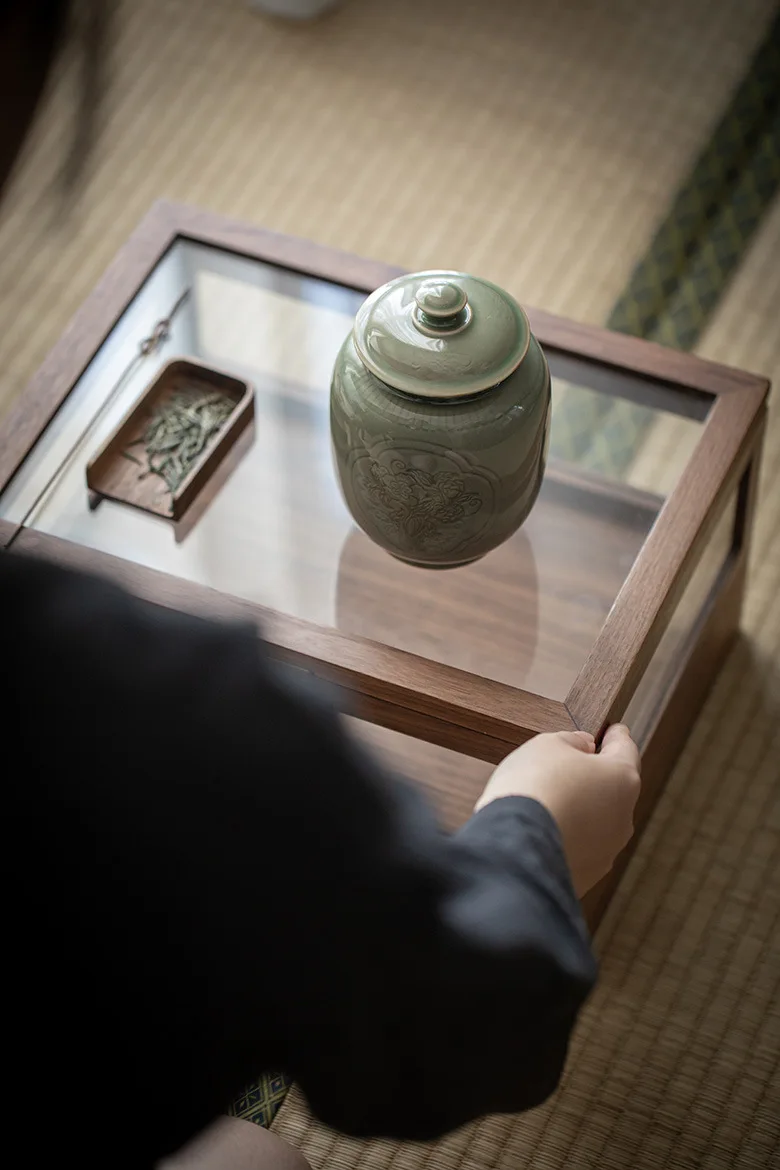 Etiqueta de garantía y manual de instrucciones dentro de la caja