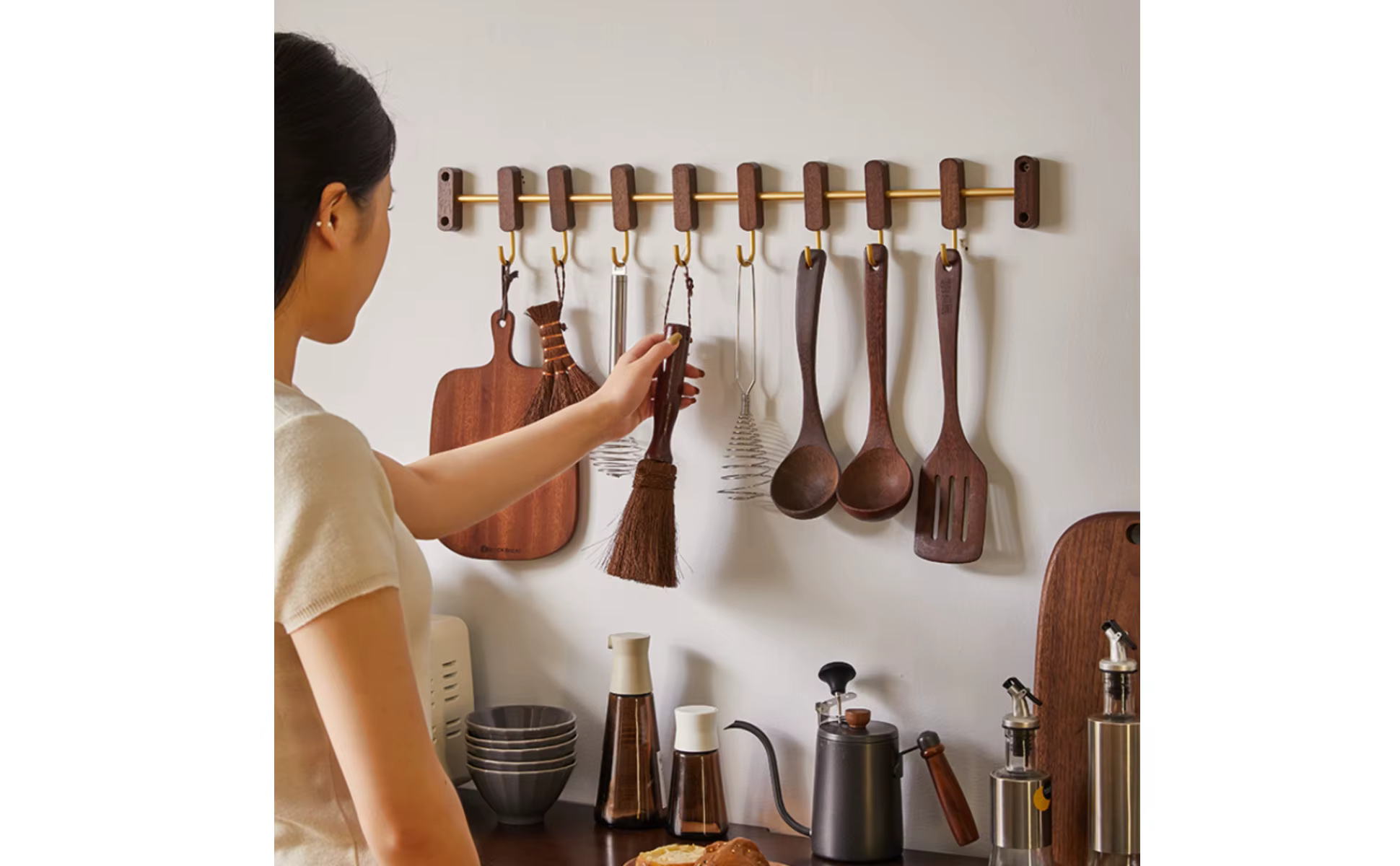 Perchero robusto para pared con madera y metal