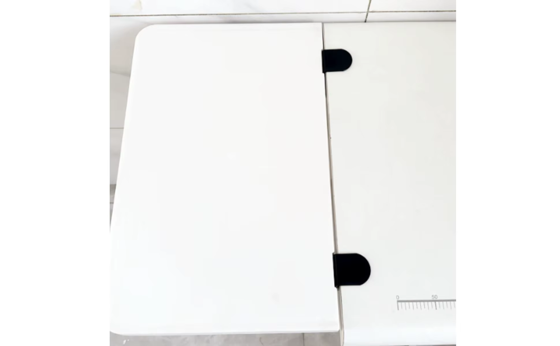 Placa de extensión con panel que se integra al área de costura
