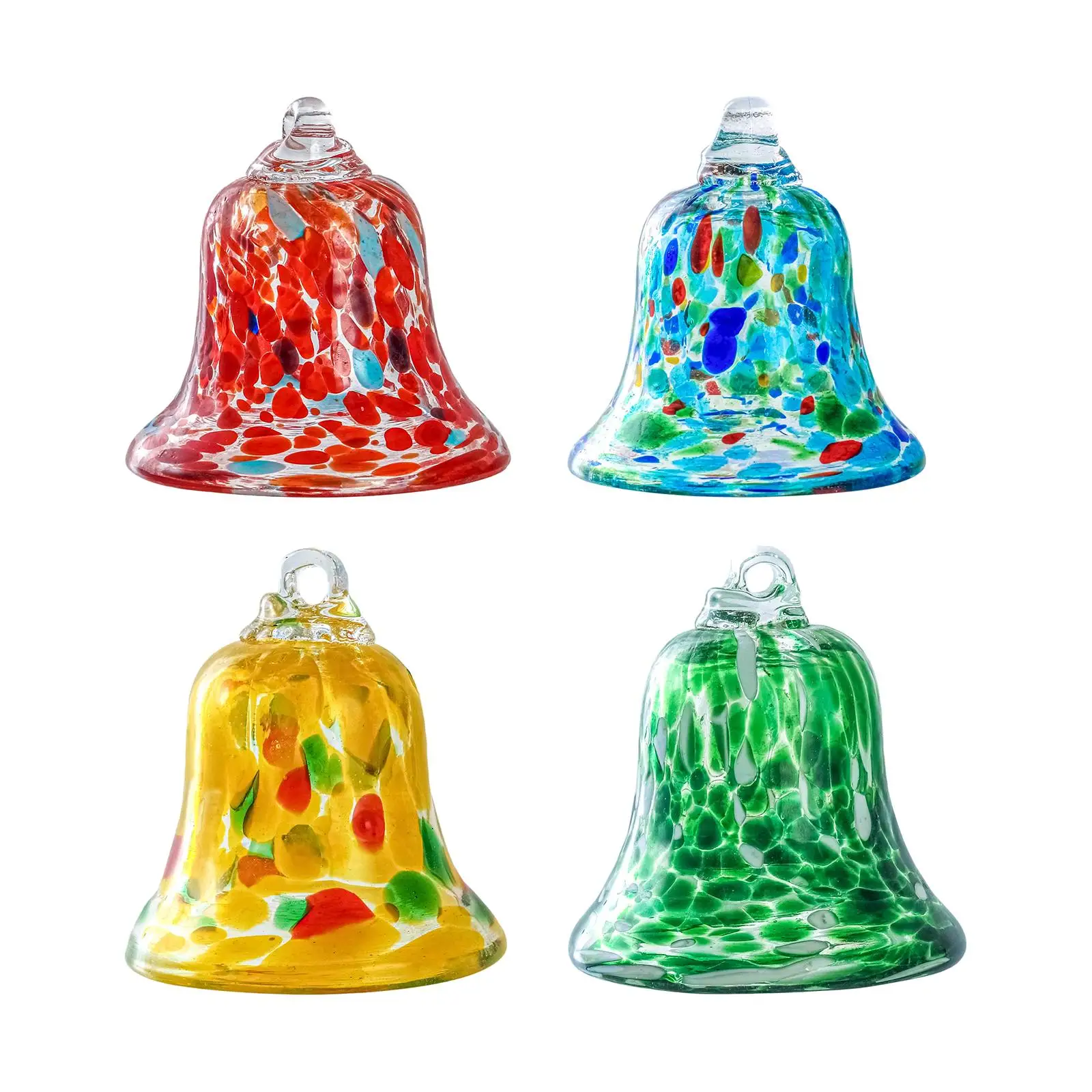 Campana de Navidad de cristal colgada en un árbol