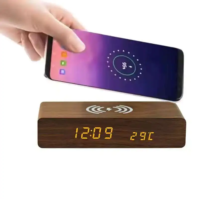 Reloj despertador LED de madera con carga inalámbrica – Para gatos y perros - imagen 5