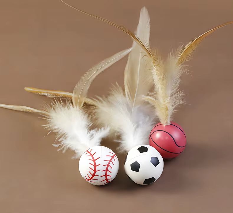 Pelota de plumas elástica para gatos vista completa