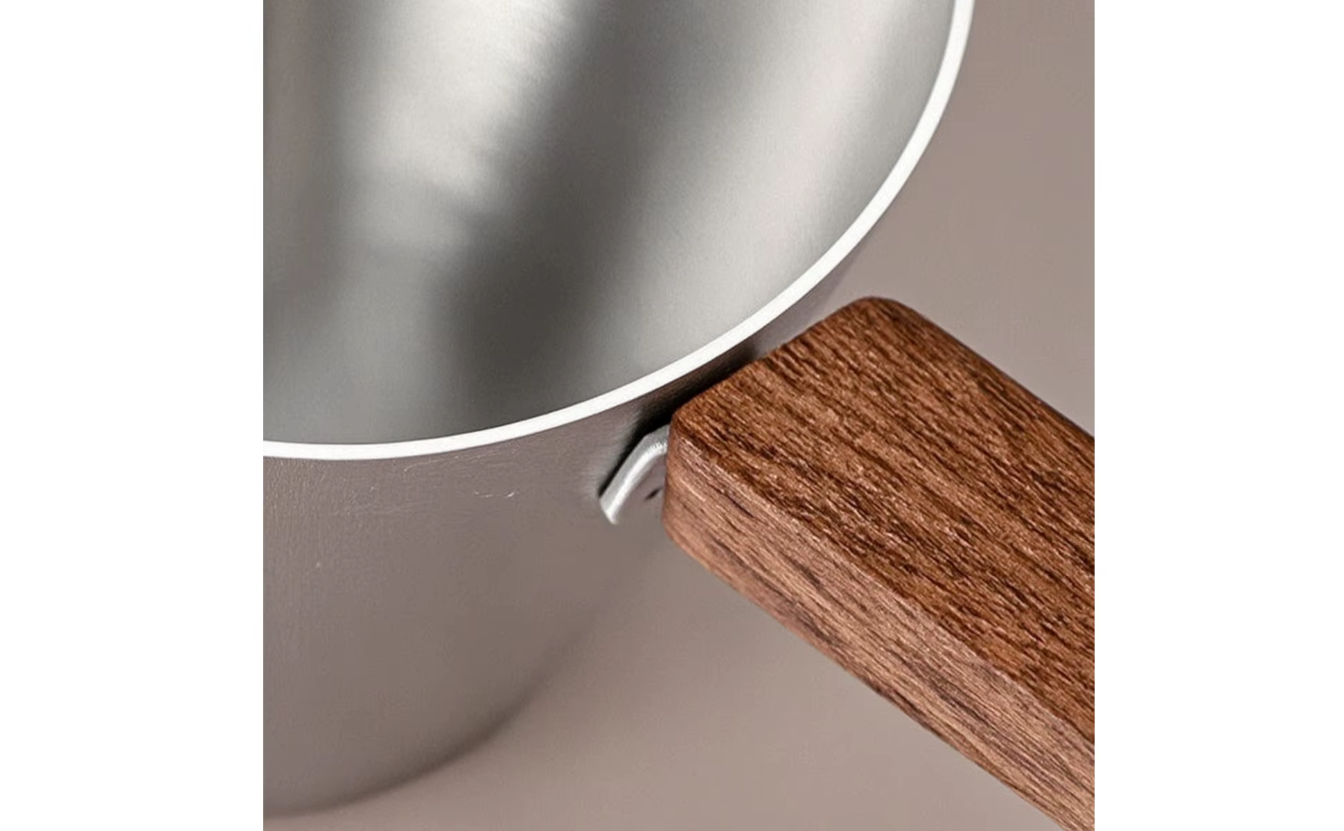 Taza medidora con asa de madera en uso