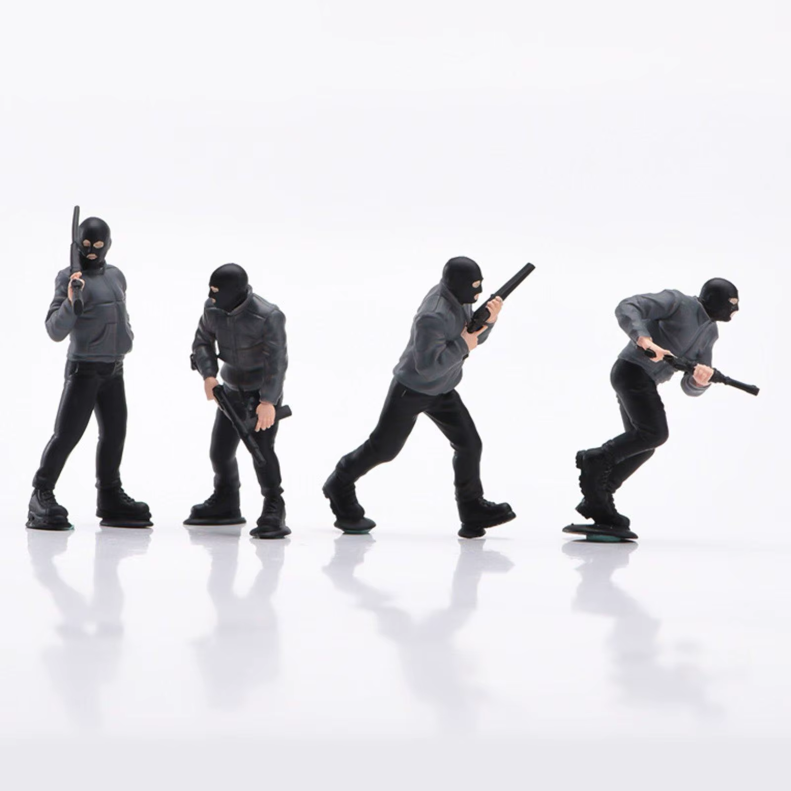 Figuras en miniatura de bandidos enmascarados para diorama