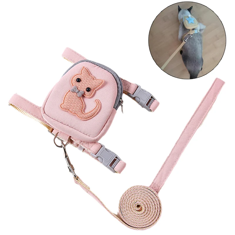 Mochila pequeña puesta sobre la espalda de un cachorro