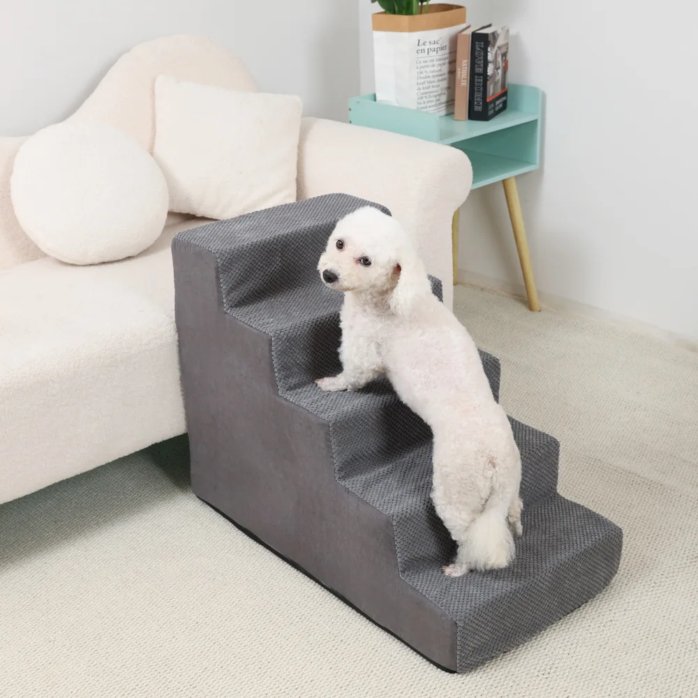 Escalera para gato subiendo a un sofá