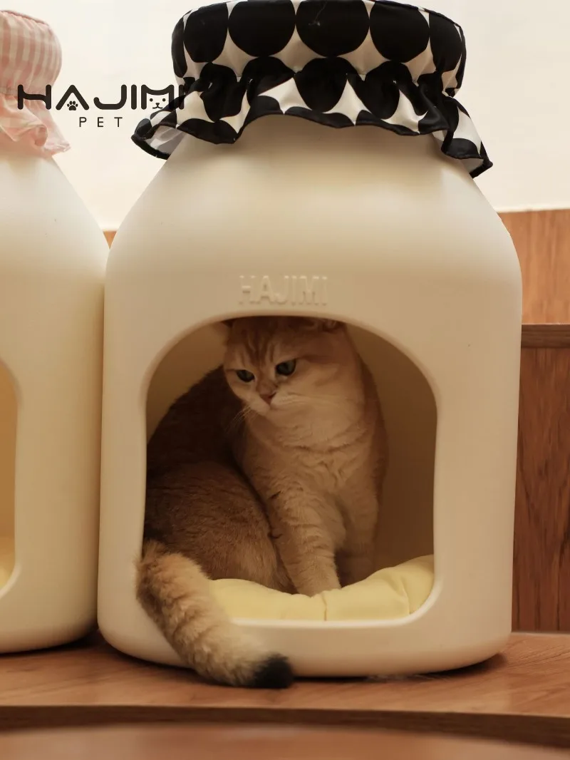 Vista frontal del nido para mascotas con biberón