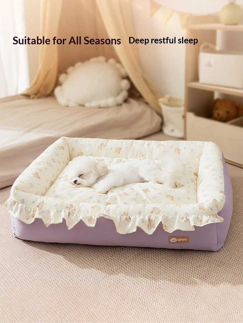 Cama cuadrada con encaje y estampado