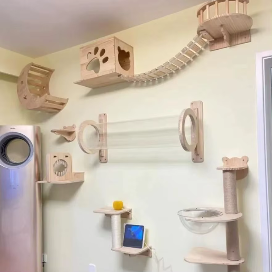 Estructura de escalada para gatos montada en la pared con hamaca y poste de sisal