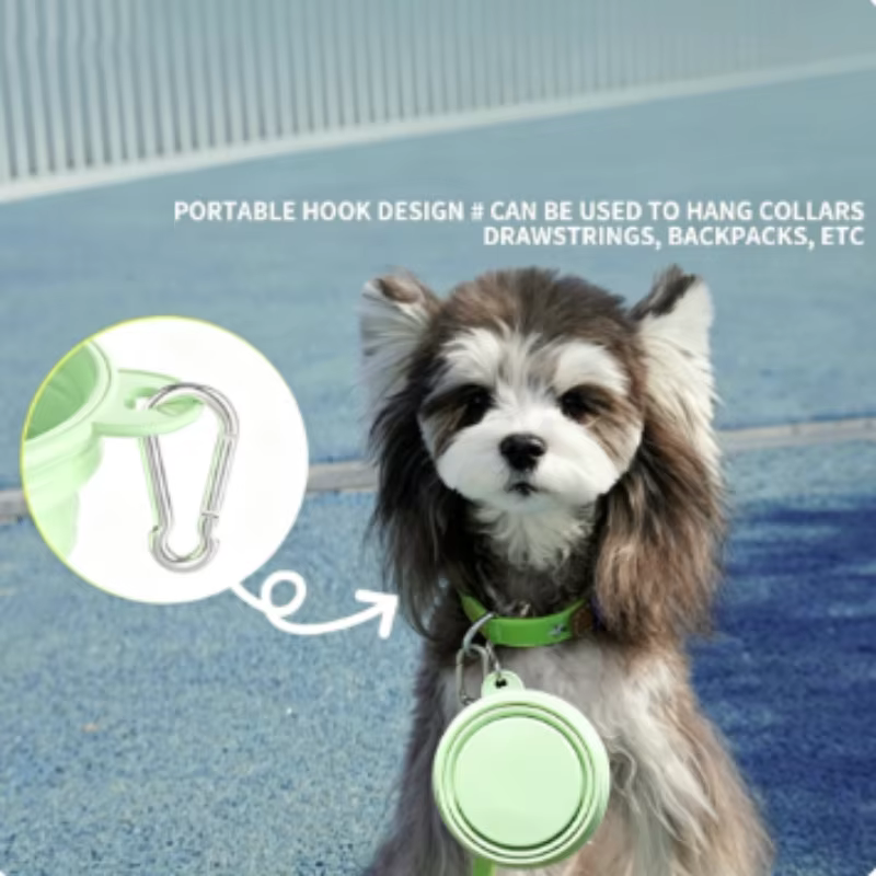 Tazón plegable para mascotas siendo lavado fácilmente bajo el grifo