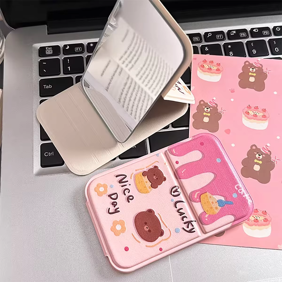 Espejo de maquillaje plegable portátil con diseño de oso de queso - imagen 3