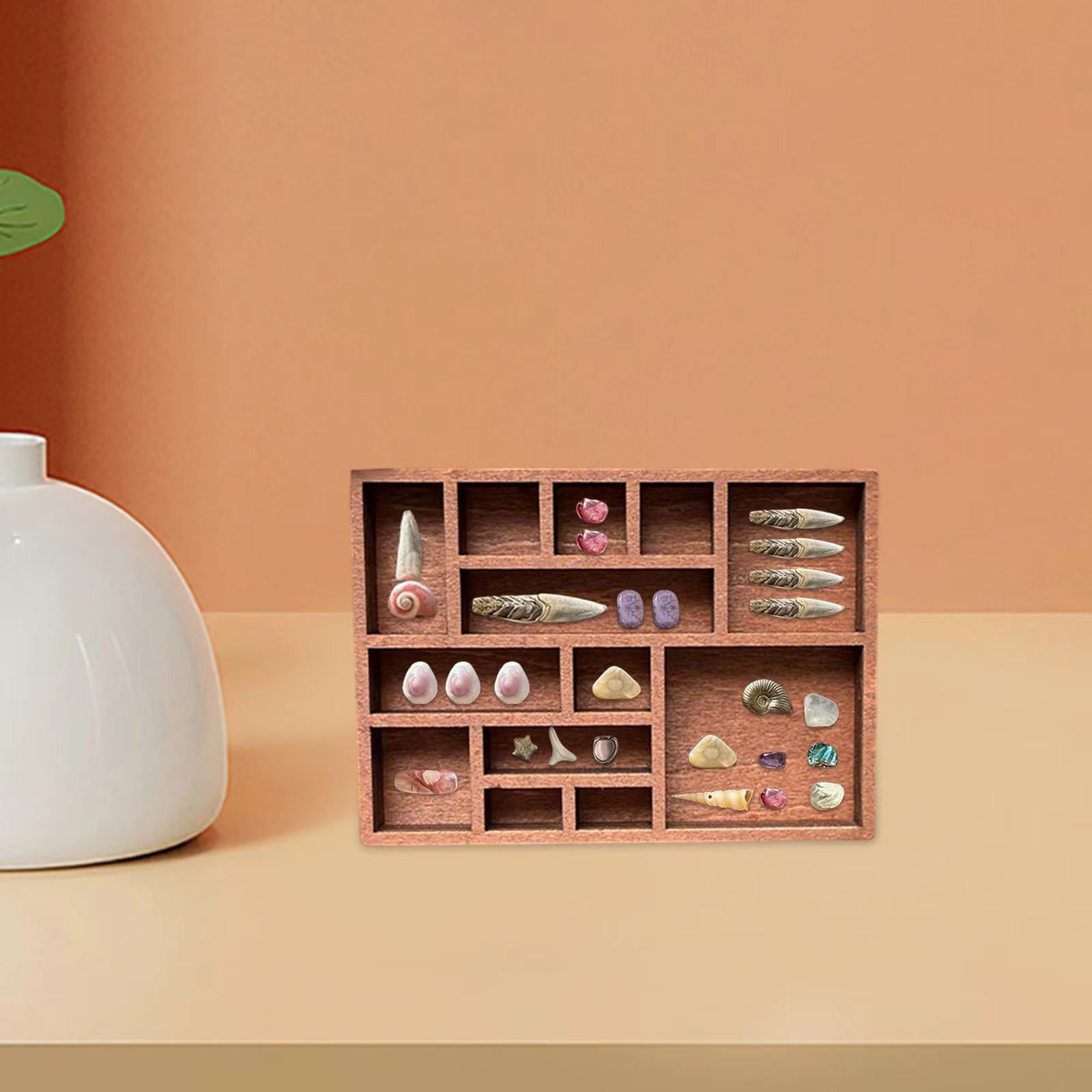 Vista frontal del mini estante de madera con minerales y joyas