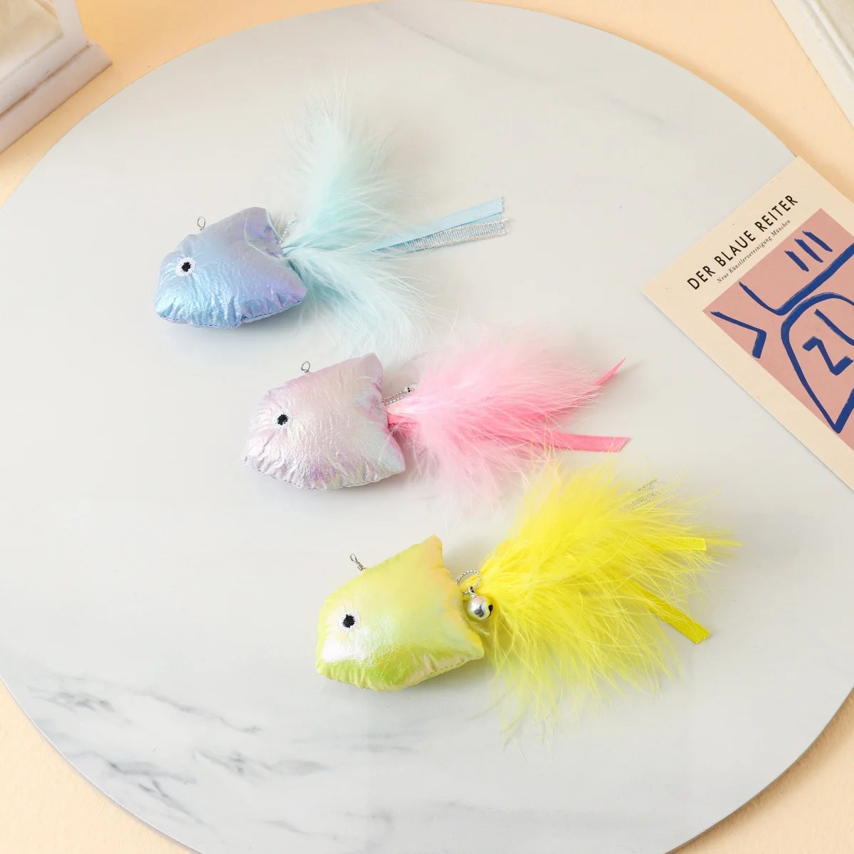 Juguete de pez de peluche con plumas para gatos