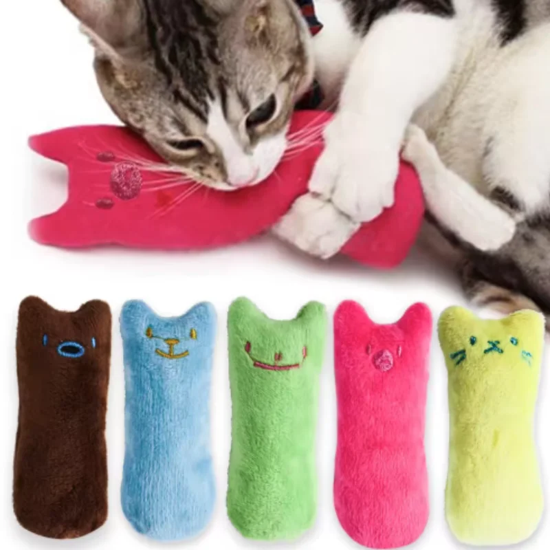 Gato jugando con juguete de hierba gatera