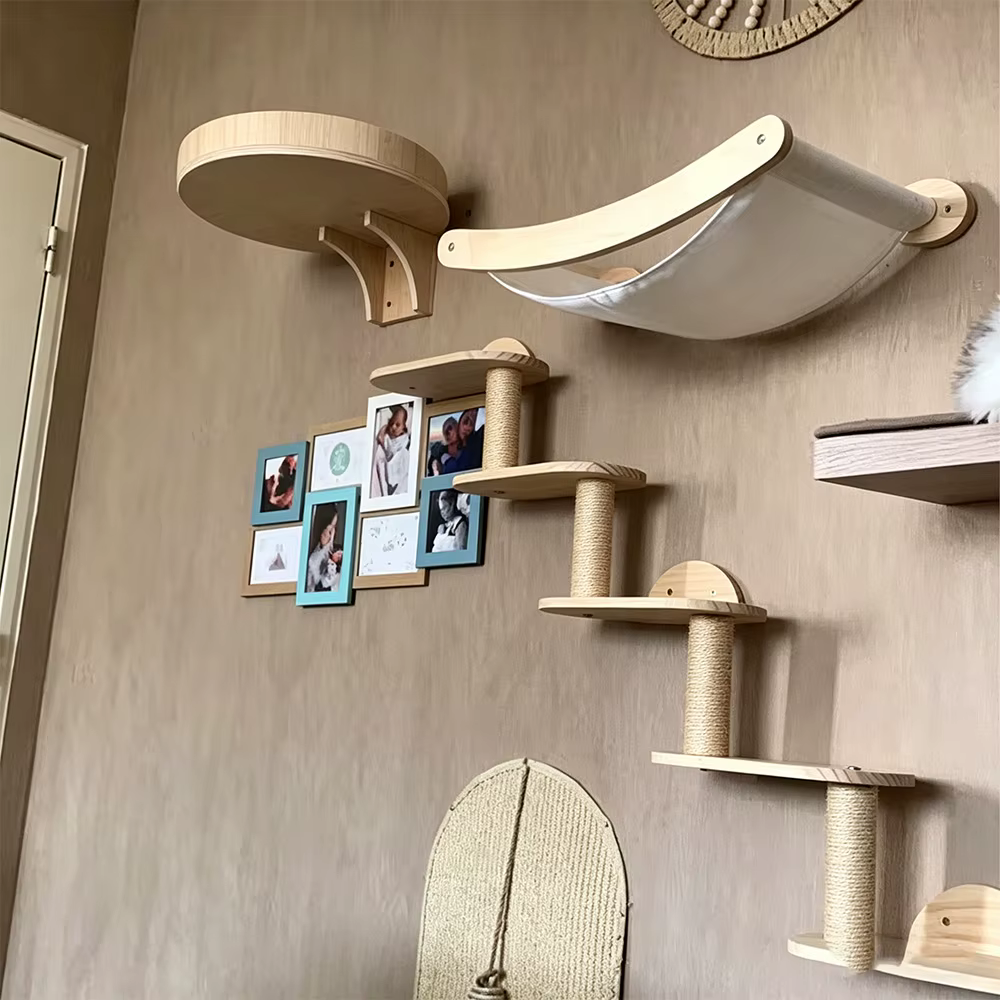 Gato jugando con juguete en el mueble de pared
