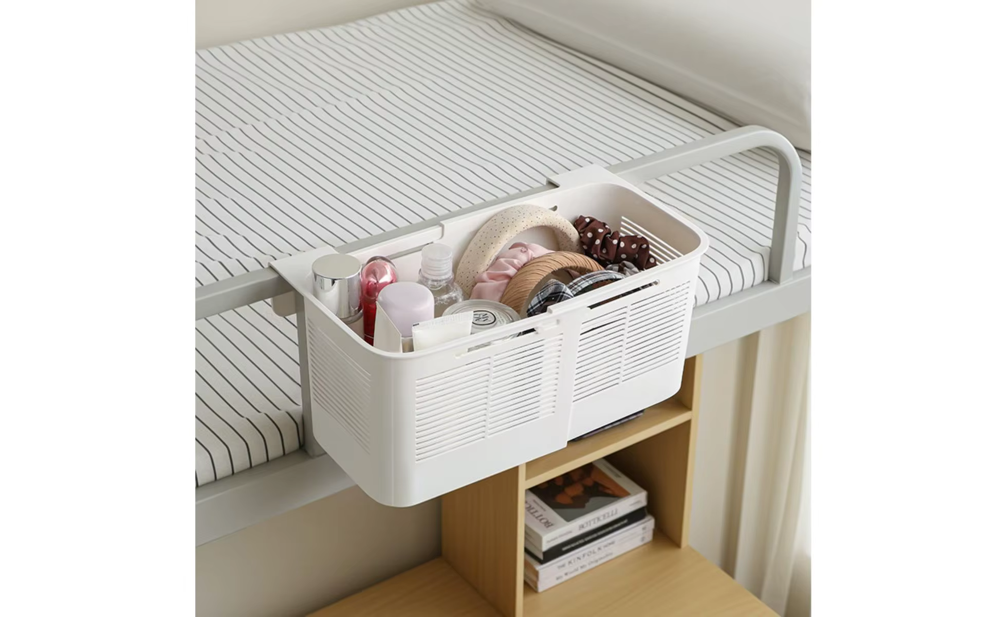 Organización eficiente junto a la cama en habitaciones compactas