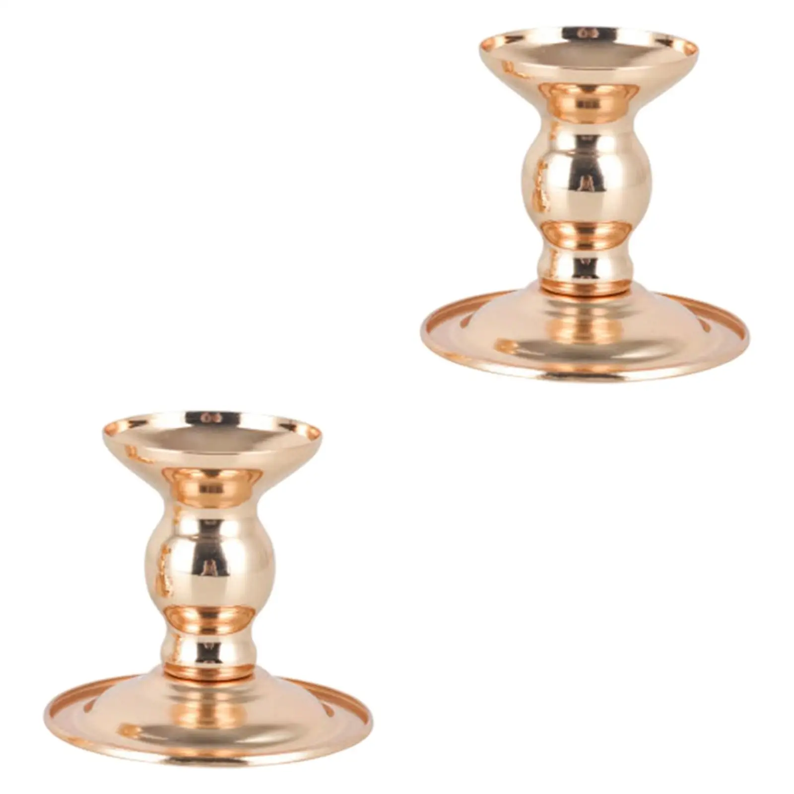 Candelabro dorado decorativo sobre mesa elegante
