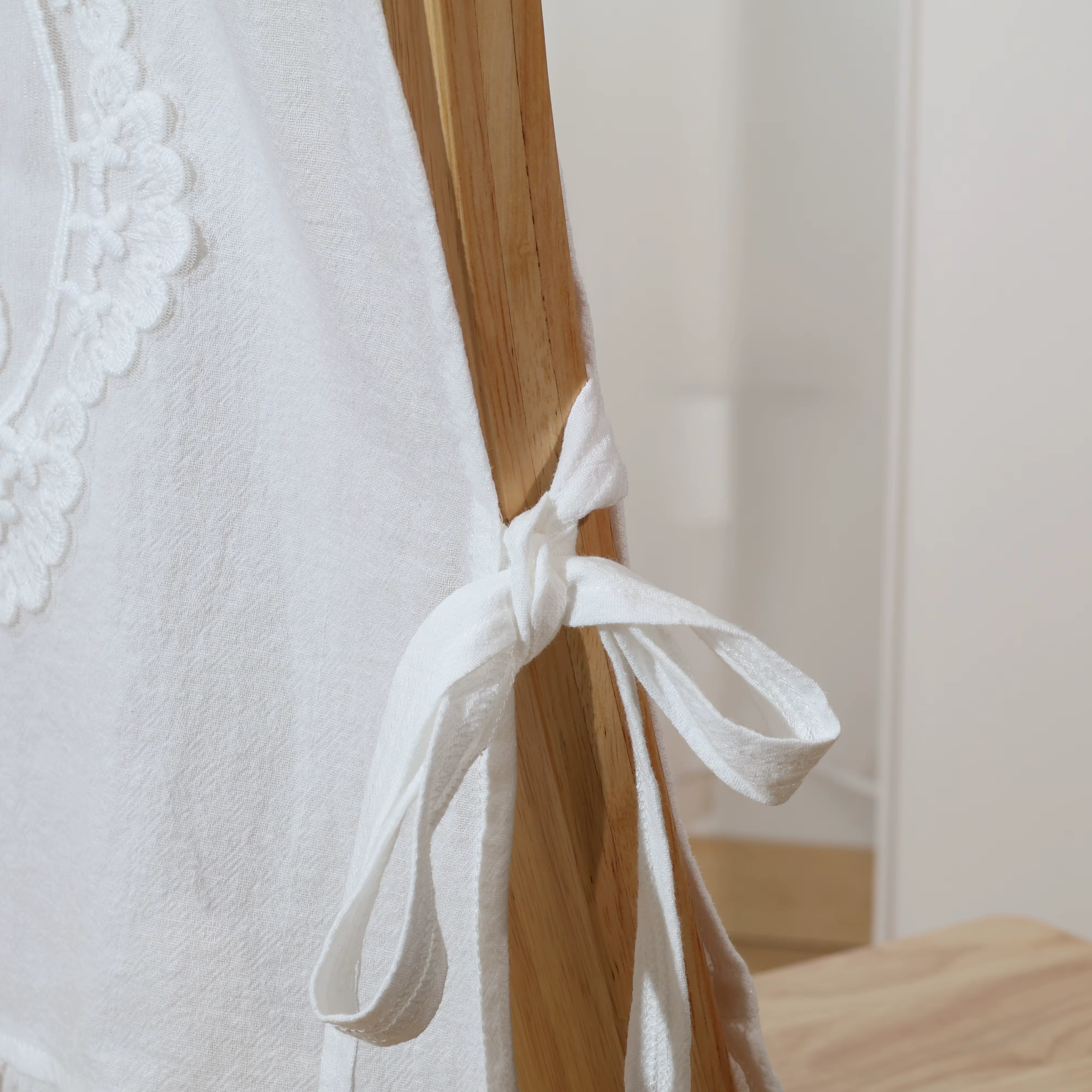 Funda de silla elástica blanca con encaje – Banquetes y bodas - imagen 2