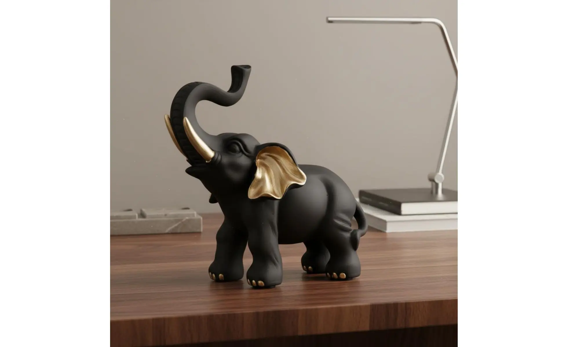 Detalle de colmillos y orejas doradas en elefante