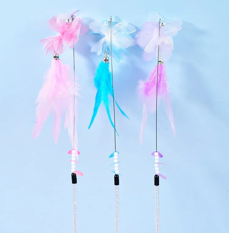 Juguete para gatos con plumas y borla de flores