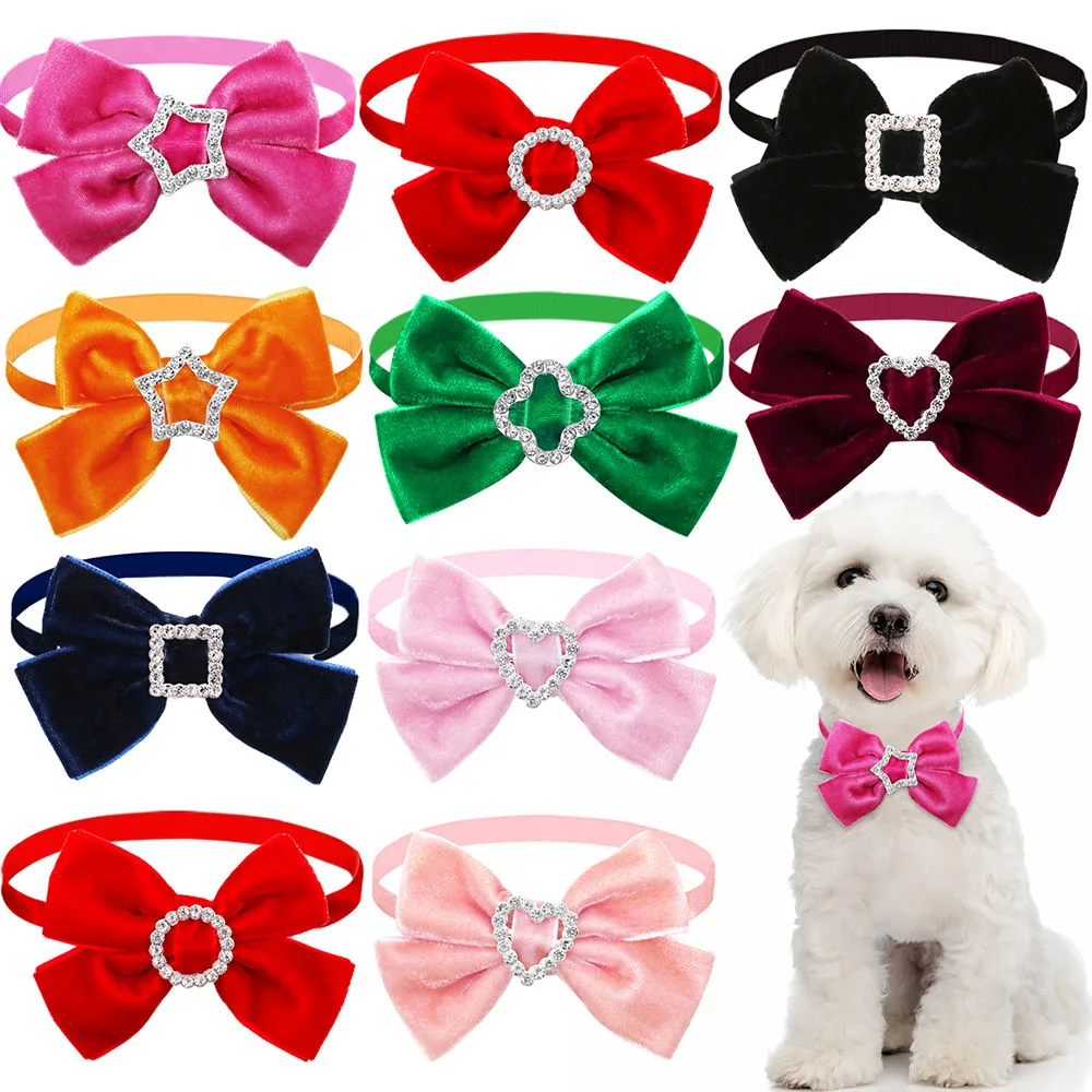 Pajarita de diamante para perros pequeños mostrando detalle del lazo y strass
