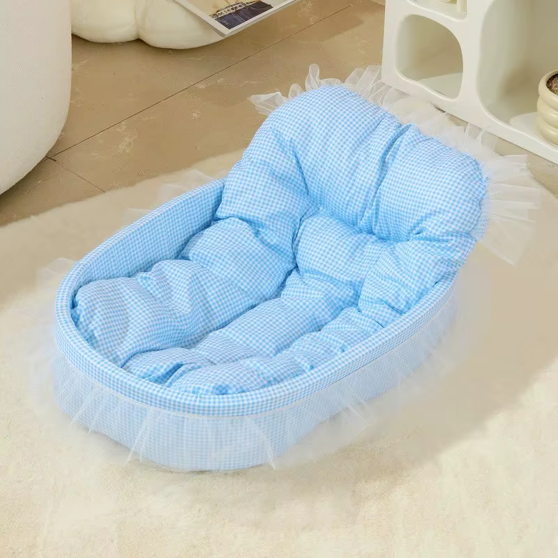 Vista lateral de la cama para mascotas con falda de malla