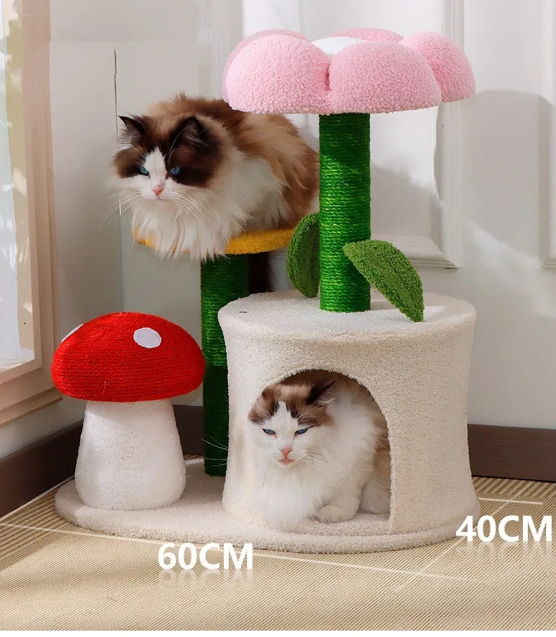 Gato jugando en los distintos niveles del árbol